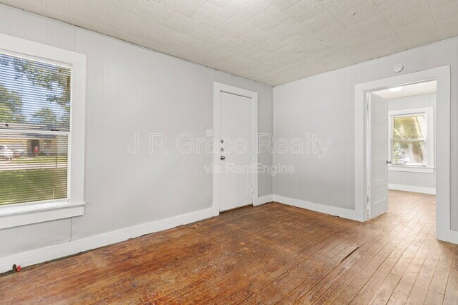 Building Photo - 802 W Navasota St