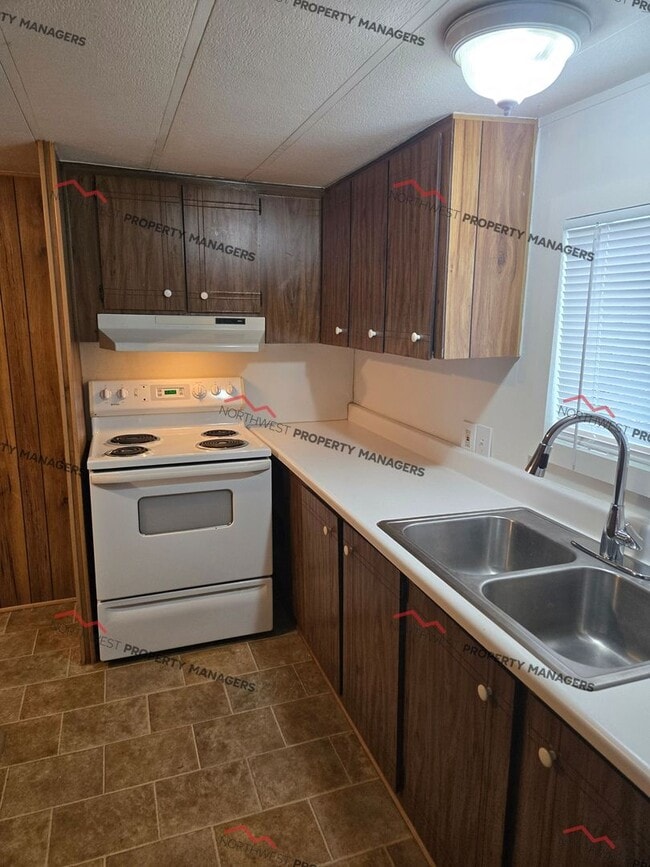 Building Photo - STATUS: AVAILABLE | R255F | $1850