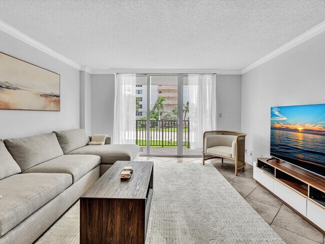 Building Photo - 1150 Hillsboro Mile