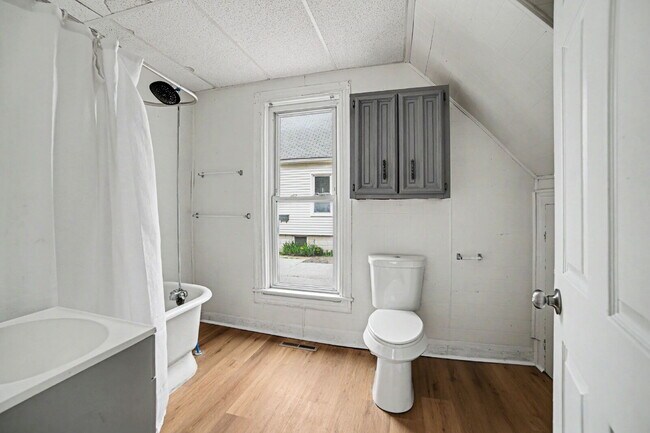 Building Photo - 1 Bedroom Rental in Saginaw $750/Month