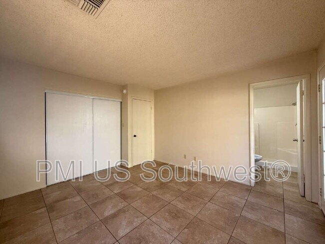 Building Photo - 1842 Gem St