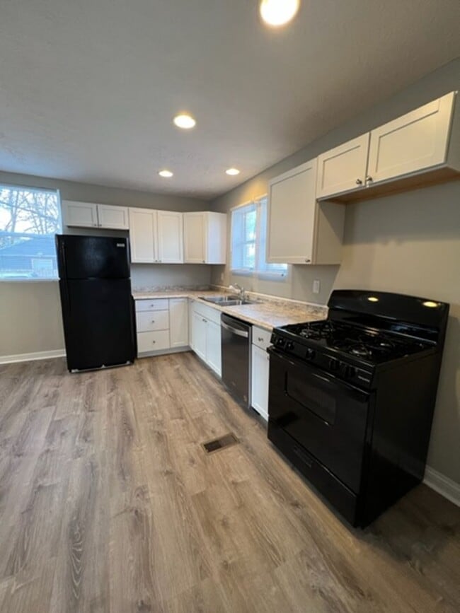 Building Photo - Charming 2 Bedroom Home with Fenced Yard Available for Pre-Lease!