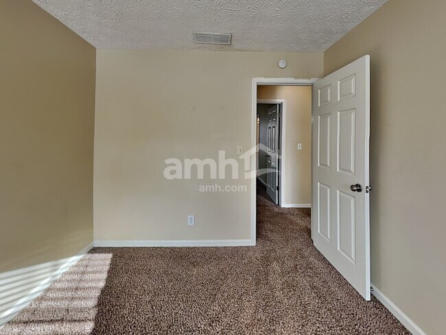 Building Photo - 700 Rosehill Ln