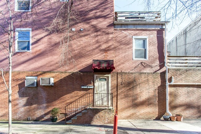 Building Photo - 1 br, 1 bath Triplex - 2122 RACE ST Unit 103