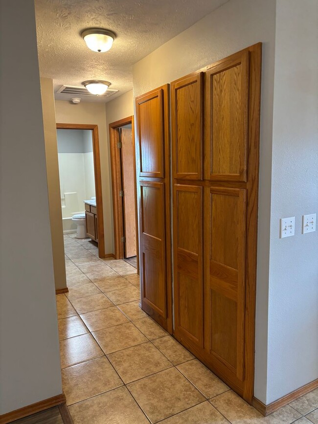 Building Photo - 2 Bed 2 Bath 2 Car Garage Duplex