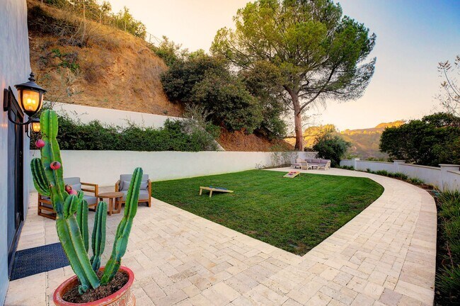 Building Photo - Fully Furnished Luxurious Spanish Mediterranean Villa in Hollywood Hills: 4-Bedroom, 2.5-Bath Ret...