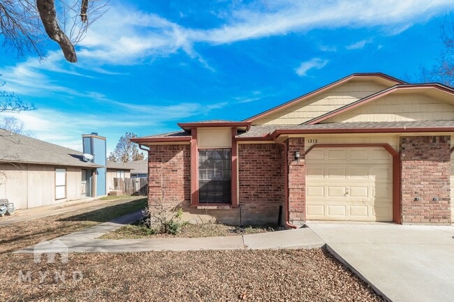 Building Photo - 1213 Hyridge St