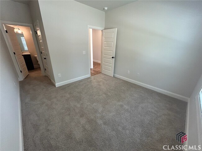 Building Photo - 305 Ridge Pointe Drive