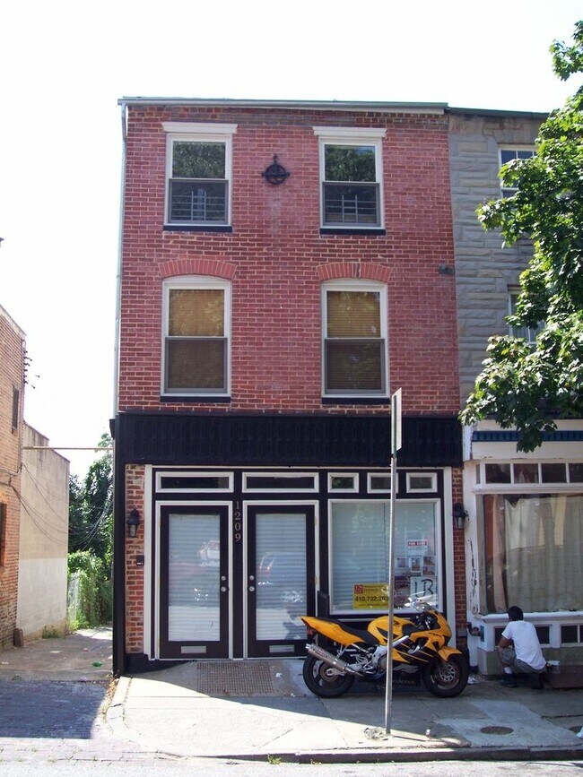 Primary Photo - 1209 Hollins St