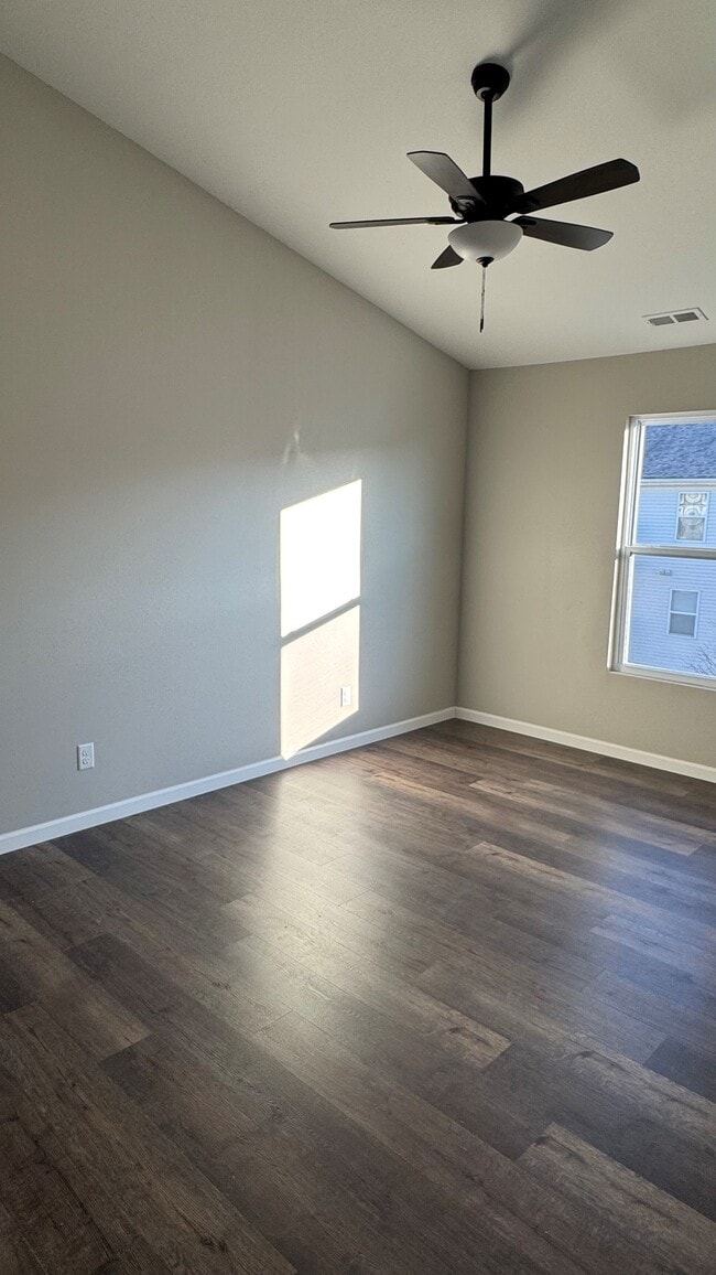 Building Photo - 700 Harbor Woods Dr