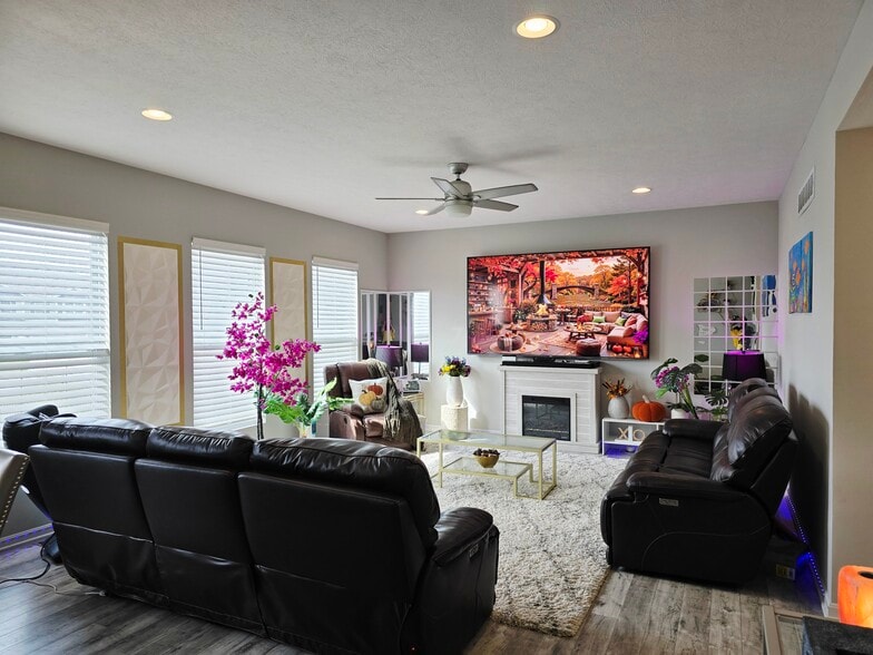 Primary Photo - 6885 Charlestown Ln