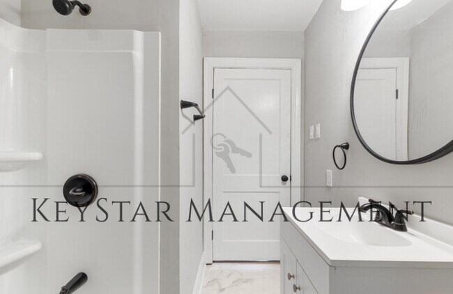 Building Photo - 429 Henry St