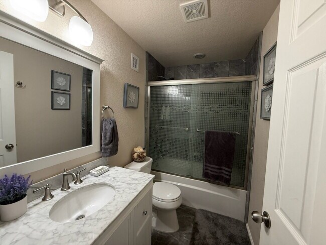 Building Photo - "Spacious 6-Bedroom Haven with 5 Full Bath...
