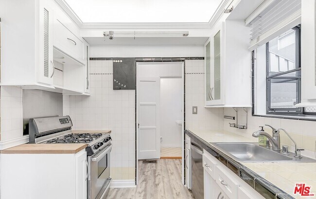 Building Photo - 1125 1/2 Glenville Dr