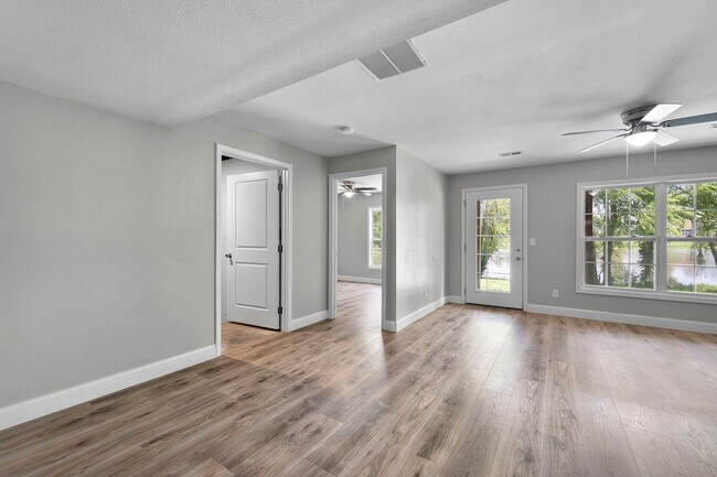 Building Photo - 424/426 E. Deerwood Dr