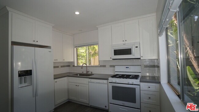 Building Photo - 844 6th St