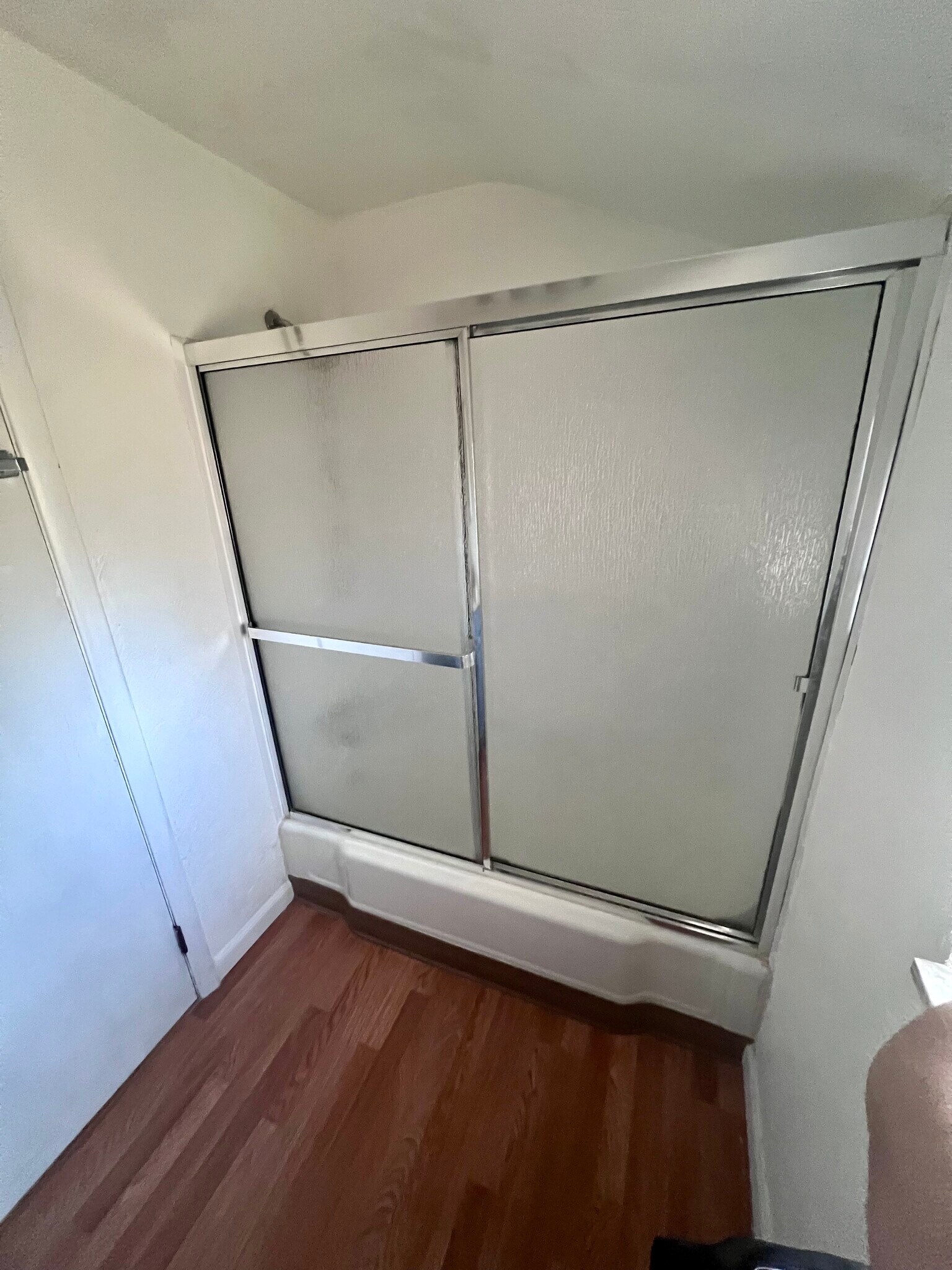 Shower/tub - 2612 Louisiana Ave