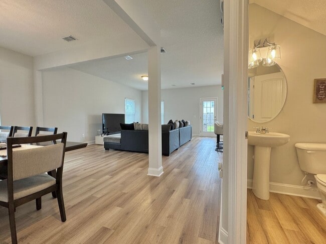 Building Photo - AVAILABLE SEPTEMBER 2025 [PET FRIENDLY]