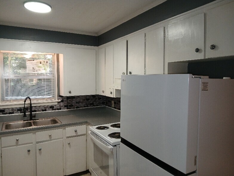 Building Photo - 105 E Woodcrest Dr