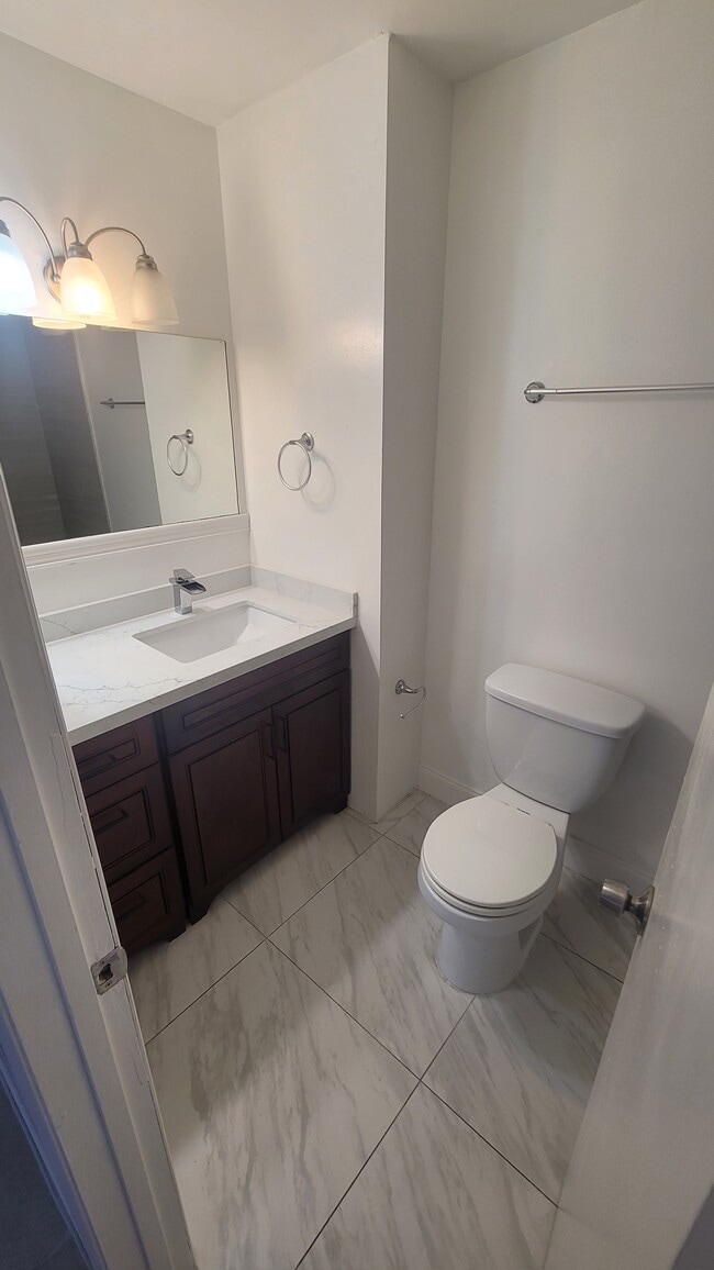 2nd Master bathroom - 7338 NW 75th St