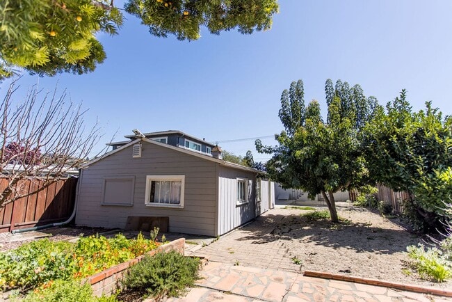 Building Photo - Charming 2 Bedroom House with Expansive Wo...