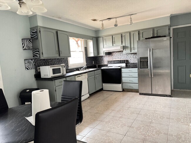 Building Photo - 8027 Country Oaks Rd