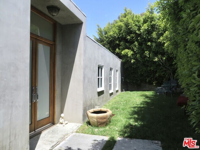 Building Photo - 811 Linda Flora Dr
