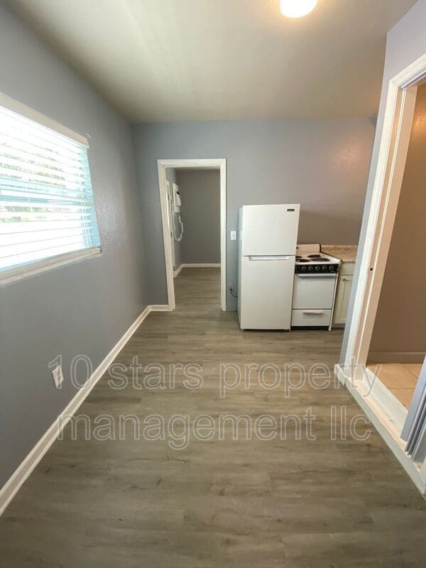 Building Photo - 407 S Jupiter Ave