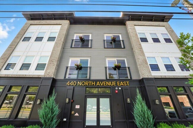 Building Photo - 440 N Ave E