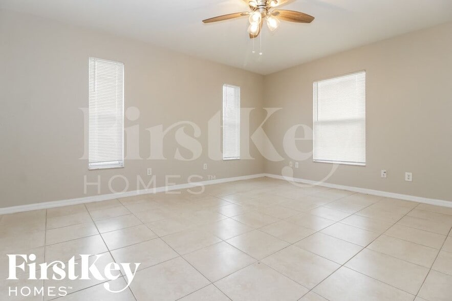 Building Photo - 1302 SW 35th St