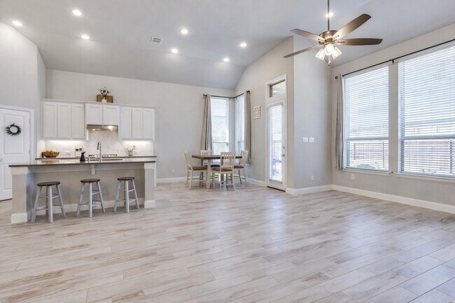 Building Photo - 905 Lady Bird Dr