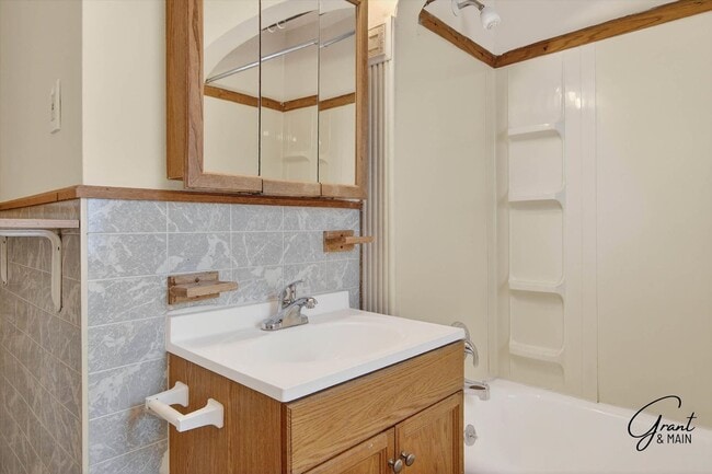 Building Photo - $1350 3 bedrooms