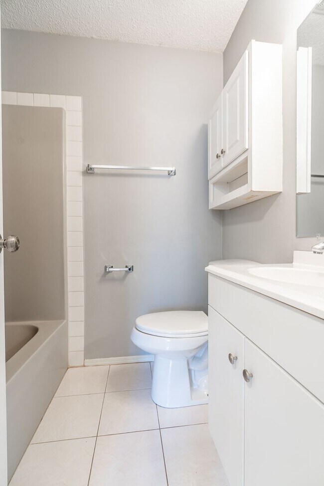 Building Photo - UPDATED 4-bedroom 3 bath Home in Fayetteville!!