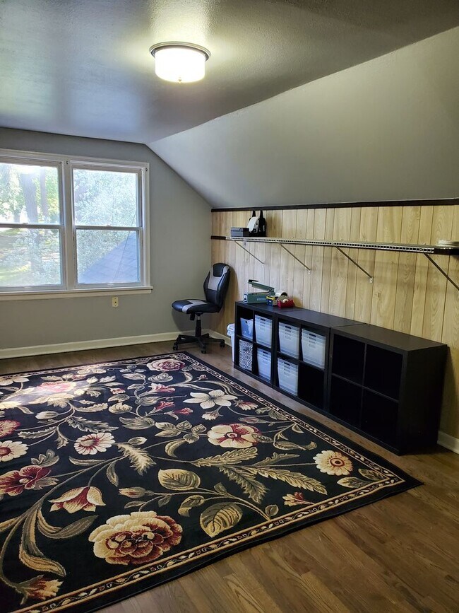 Building Photo - Spacious South Hill Home