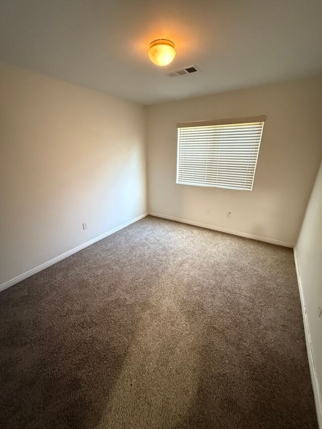 Building Photo - Spacious 4-Bedroom Home in Southwest Bakersfield