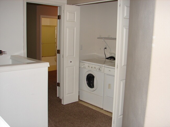 Building Photo - THREE BEDROOM TOWNHOME IN HAZEL DELL