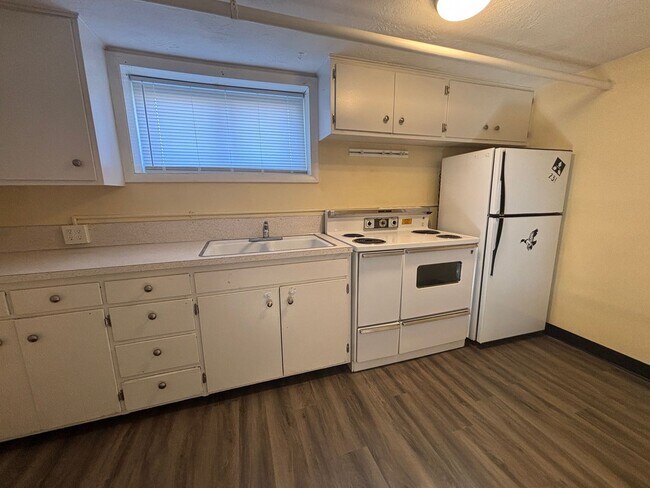 Building Photo - 650 N 10th Ave