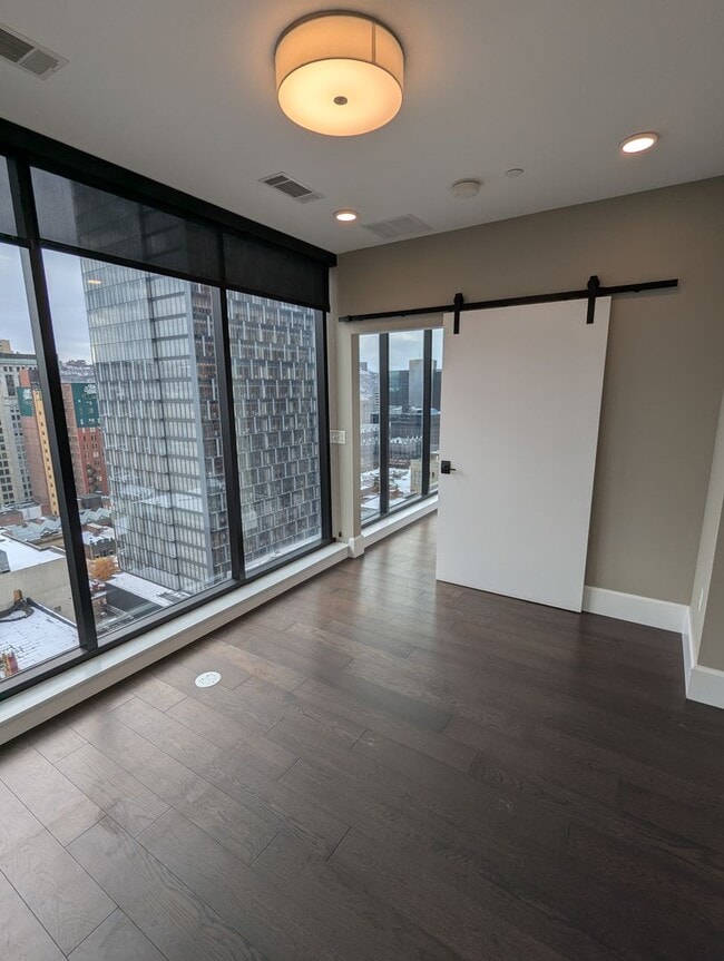 Building Photo - 1 Bedroom 1 Bathroom Condo in Downtown Pittsburgh