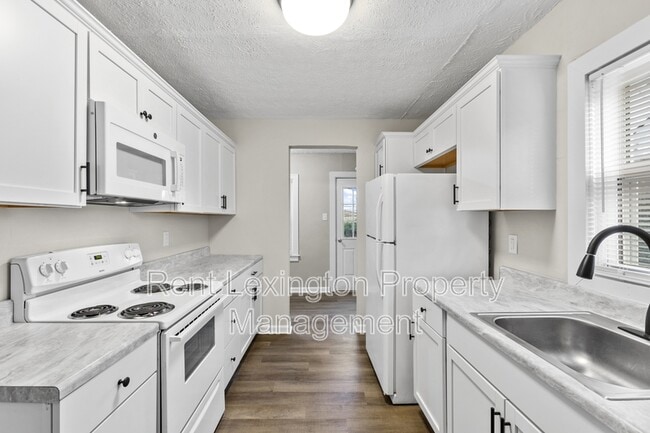 Building Photo - 864 Meadow Ln