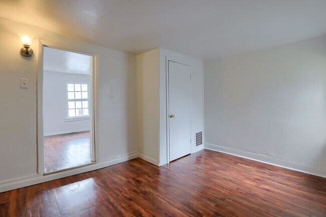 Building Photo - Available Now! 2 Bedroom House with Parkin...