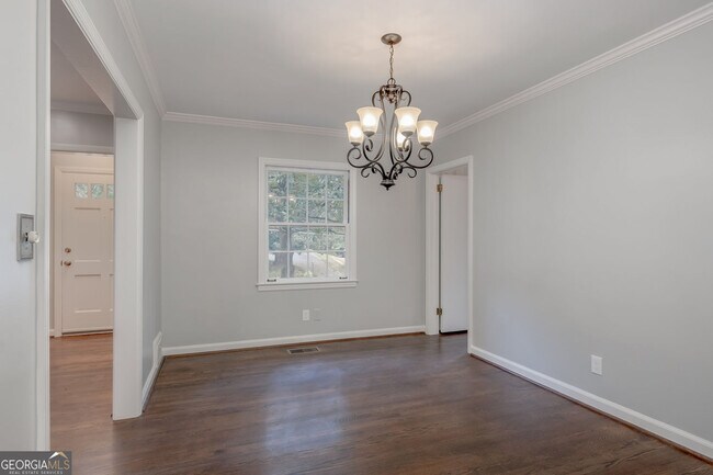 Building Photo - 388 Lakemoore Dr NE