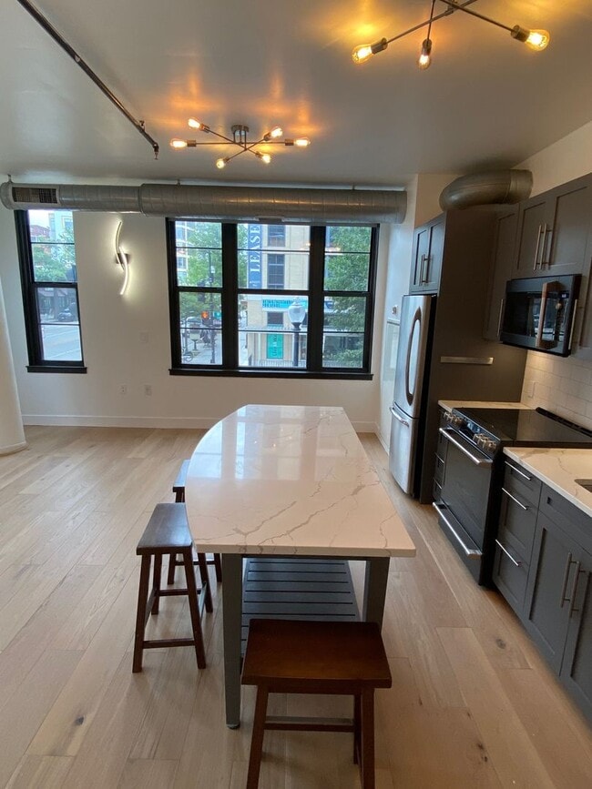 Building Photo - Beautiful updated 2bd/2ba condo in bustlin...