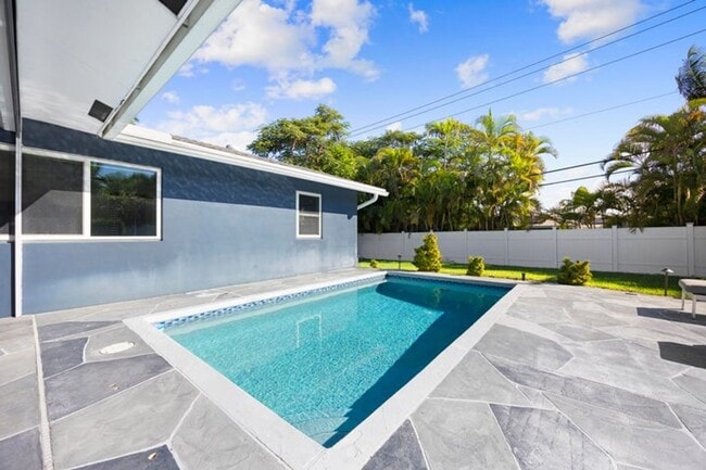 Building Photo - 930 NW 4th Ct