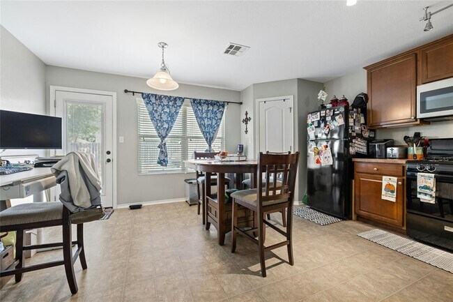 Building Photo - 3204 Barksdale Dr