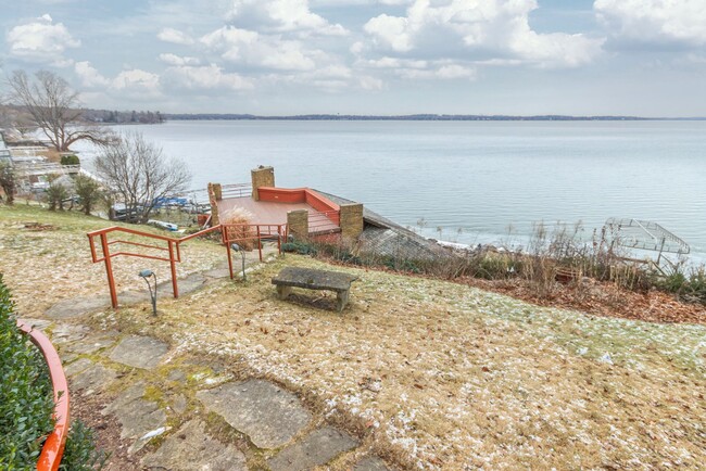 Building Photo - Lake Mendota Dream Home in Desirable Sprin...