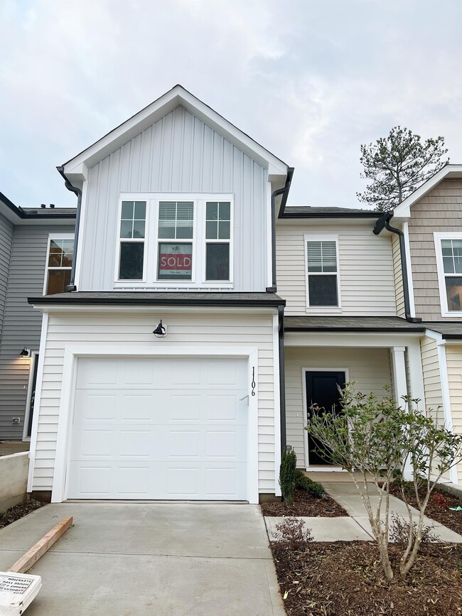 Primary Photo - 1106 Crater Lake Way