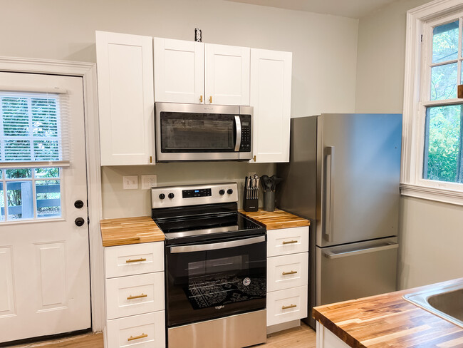 Building Photo - Furnished 2 bed 1 bath on 38th