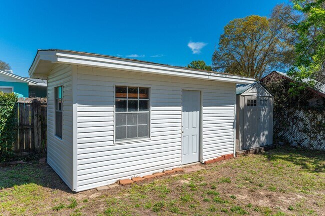 Building Photo - Updated 3 Bedroom in Great Location!