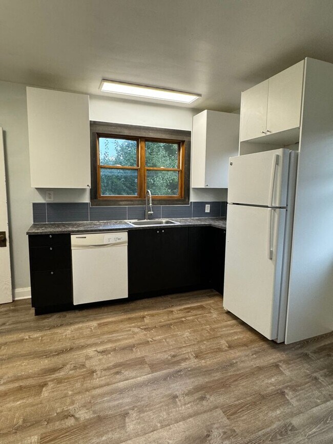 Building Photo - 849 E University Ave