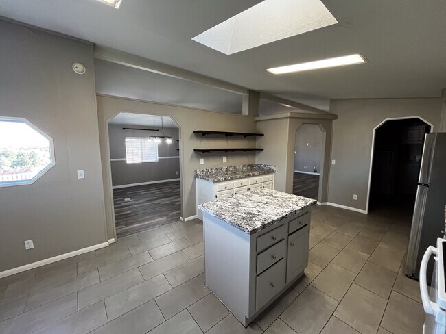 Building Photo - Pioneer